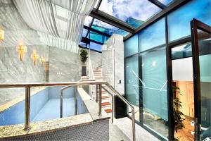 uma casa de vidro com piscina e escadas em Garden Pool Villa Lee Chung Jung em Seul