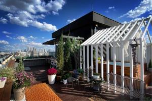 um gazebo branco no telhado de um edifício em Garden Pool Villa Lee Chung Jung em Seul