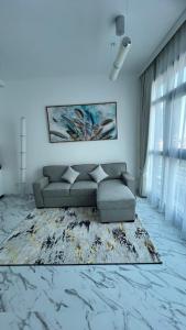 Гостиная зона в Stay in heart of Dubai Marina Residence B walk to the JBR +27 фотографий