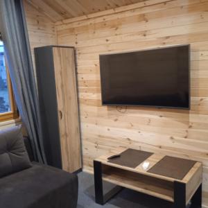 TV a/nebo společenská místnost v ubytování NOCLEGI KAMEX domek z antresolą 2-4-osobowy