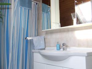 W łazience znajduje się umywalka i lustro. w obiekcie Czanek Apartman w mieście Komárom