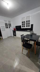 Kuchyň nebo kuchyňský kout v ubytování La Fleur Doré Studio + 11 fotografií