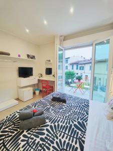 ein großes Schlafzimmer mit einem großen Bett und einem Balkon in der Unterkunft Florence Comfort B&B in Florenz