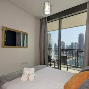 Beachwalk Luxury 2BR with Infinity Pool and Views في دبي: غرفة نوم بسرير وإطلالة على مدينة