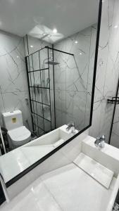 Ванная комната в Stay in heart of Dubai Marina Residence B walk to the JBR