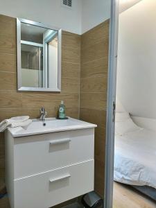 Et badeværelse på Appart du Pont Vert B13 -proche centre - Mon Groom