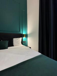 Postel nebo postele na pokoji v ubytování Materdei Emerald Rooms + 27 fotografií
