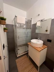ein Bad mit einem Waschbecken und einer Dusche in der Unterkunft Profumo Barocco 2 in Noto
