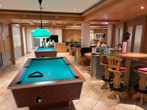 a lobby with a pool table and a bar at Appartement 320 Kunners Oostenrijk in Mittelberg