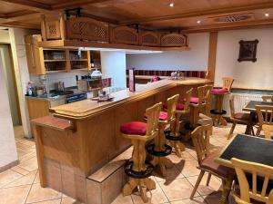 a restaurant with a bar with wooden stools at Appartement 320 Kunners Oostenrijk in Mittelberg