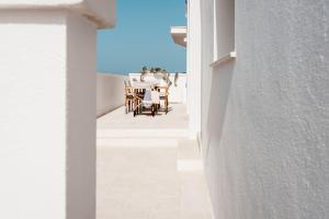 Blick auf einen Balkon mit Tisch und Stühlen in der Unterkunft Marhaba in Torre Pali 