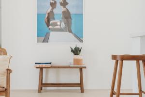 einen Tisch mit einem Stuhl und ein Bild an der Wand in der Unterkunft Marhaba in Torre Pali 