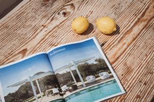 ein offenes Magazin auf einem Holztisch mit zwei Kartoffeln in der Unterkunft Marhaba in Torre Pali 