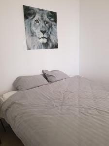 una pintura de un león en la pared junto a una cama en Roda Golf Penthouse, en San Javier