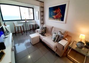 sala de estar con sofá y mesa en Meireles Ana Bilhar, en Fortaleza