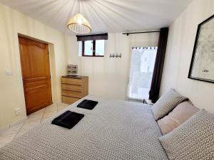 Un dormitorio con una cama grande y una ventana en Les Gîtes d'Angres - Gîte n°3 en Angres
