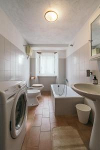 a bathroom with a toilet sink and a washing machine at Casale Grifondoro in Pergola