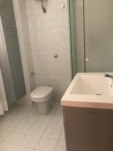 A bathroom at Scoglierauno