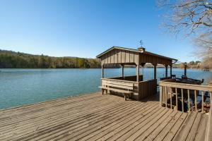 オーク・リッジにあるMisty Lake Hot Tub w Lake Accessの湖上のガゼボ付き木製ドック +64枚の写真