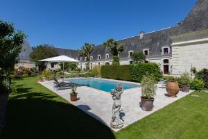 a house with a swimming pool in a yard at Le Clos Chavigny in Lerné