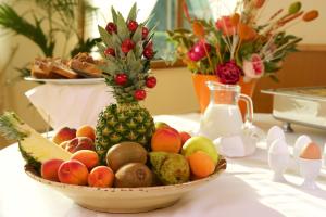 a bowl of fruit sitting on top of a table at Hotel Portonuovo in Vieste