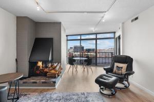 Μια τηλεόραση ή/και κέντρο ψυχαγωγίας στο 1777 Larimer St #903