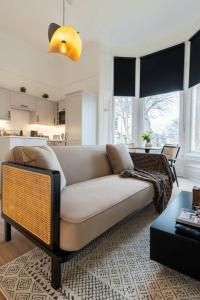 The West End Retreat - Your Luxurious 5* Apartment tesisinde bir oturma alanı