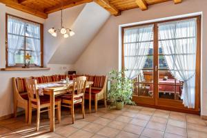 uma sala de jantar com mesa e cadeiras em Wanglerhof Familie Wangler em Schuttertal