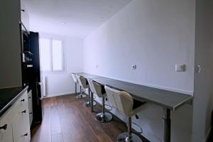 una camera con tavolo e sedie in cucina di Spacious nest for 8 people with balcony a Saint-Denis