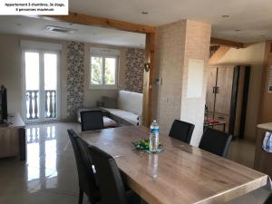 - une salle à manger avec une table et des chaises en bois dans l'établissement Appartements centre ville Colmar 4 familles, à Colmar