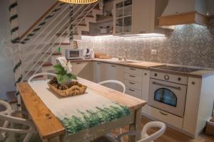 cocina con mesa de madera, mesa y sillas en La Casetta. Feel at home., en Castelfidardo