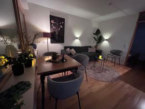 ein Wohnzimmer mit einem Sofa und einem Tisch in der Unterkunft Appartement 413 Kunners Oostenrijk in Mittelberg