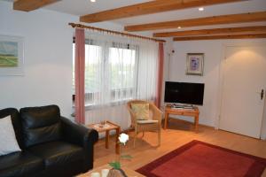 a living room with a couch and a television at EG Inge in Katharinenheerd