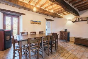 jadalnia z dużym drewnianym stołem i krzesłami w obiekcie Casale Grifondoro w mieście Pergola