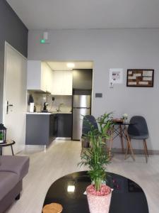 een woonkamer met een bank en een tafel bij Grey Sense Luxury Apartment in Heraklion