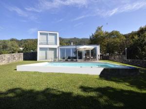 卡米尼亞的住宿－Lovely Caminha Villa - 3 Bedrooms - Villa Lilac - Private Pool and Beautiful Views - Viana do Castelo，庭院中带游泳池的房子