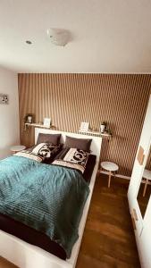 - une chambre avec un lit et un mur rayé dans l'établissement Moje Tied, à Emden