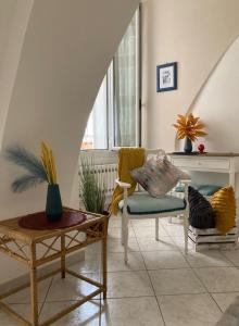 - un salon avec une chaise et une table dans l'établissement CASA PALOMA, à Sanremo