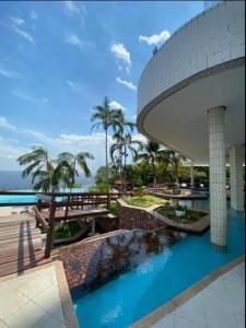 Swimmingpoolen hos eller tæt på Tropical Executive Hotel flat