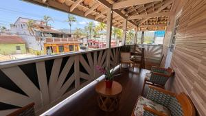 Un balcón con mesa y sillas y una vista. en Casa Sabor Chocolate Mar, en Ubatuba