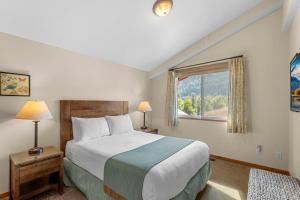 a bedroom with a large bed and a window at Trails Edge Condo Townhouse A in Leavenworth