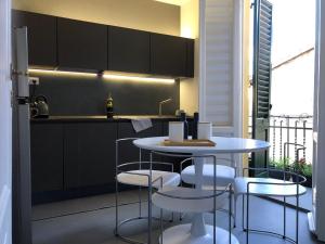 een keuken met een tafel en stoelen en een aanrecht bij Art Apartments in Florence
