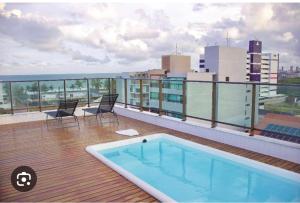 un balcón con piscina en la parte superior de un edificio en Vista mare InterMares en Cabedelo