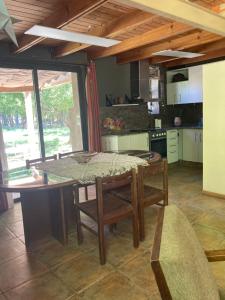 a kitchen and dining room with a table and chairs at Casa de Montaña Uspallata, Mendoza in Estación Uspallata