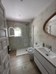 a bathroom with a tub and a toilet and a sink at Villa Casa Nella (familiale avec piscine privée) in Jávea