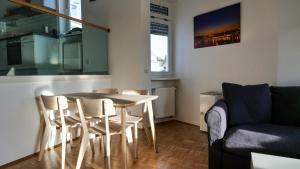 een woonkamer met een tafel en stoelen en een bank bij Ferienwohnung Rhein-Panorama in Lahnstein