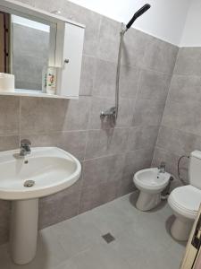 a bathroom with a sink and a toilet at Hotel Sabi in Veminasi