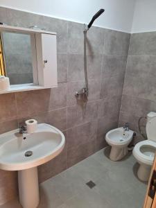 uma casa de banho com um lavatório e um WC em Hotel Sabi em Maminas