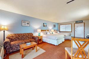 Chula Vista Condo Villa 7213 في ويسكونسن ديلز: غرفة معيشة مع سرير وأريكة