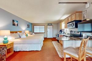 a hotel room with two beds and a kitchen at Chula Vista Condo Villa 7213 in Wisconsin Dells